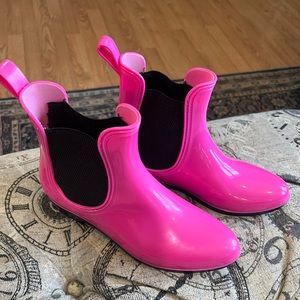 Bright fascia pink rain booties